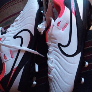 Size 6.5 cleats NIKE